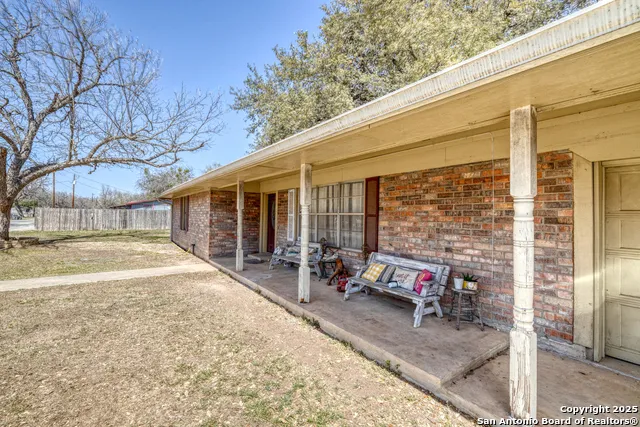36 Pecan Dr Leakey, TX 78873